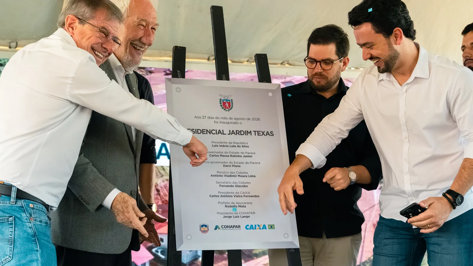 Autoridades descerrando a placa de inauguração do Residencial Jardim Texas